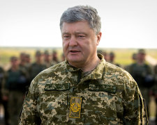 Порошенко получил по лицу большой винтовкой: военные подставили его