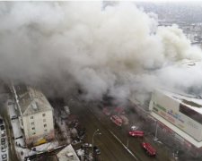 Плевать на детей: сотрудница "Зимней вишни" в Кемерово убегала из огня с телевизором