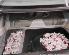 Контрабандисты везли три автомобиля сигарет через границу на Львовщине (фото)