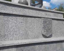 З пам'ятника в центрі Харкова поцупили герб України