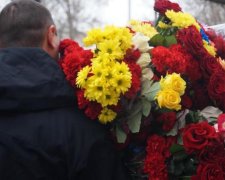 Со слезами на глазах: Украина простилась с молодым бойцом, погибшим на Донбассе