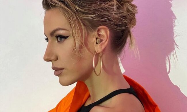 Леся Нікітюк роздяглася "під дулами" ковбоїв: "Здайте реквізит"