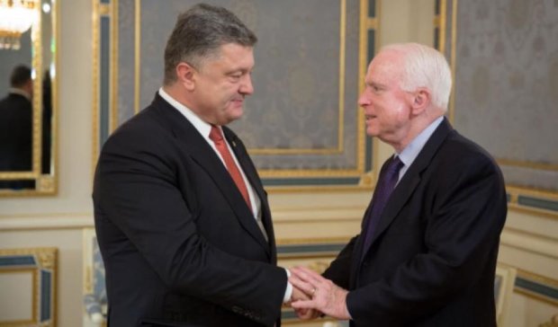 Порошенко обговорив ситуацію на Донбасі з Маккейном