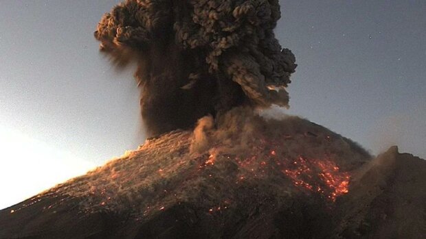 Попокатепетль загрозливо вирвав нутрощі назовні: відео розбурханого вулкана потрапило в мережу