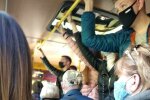 У Дніпрі маршрутники забивають салон "оселедцями в бочці" - склеєні пасажири "цілуються" у транспорті