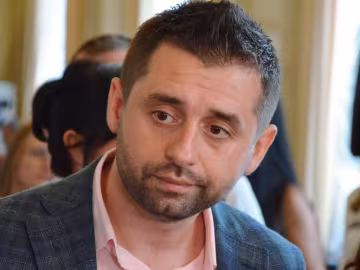 Главу фракції "Слуга народу" Арахамію викрили у відмиванні грошей за кордоном: що відомо