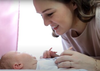 мать и ребенок, скриншот из видео