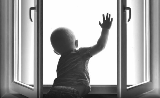 У Харкові мати закрила дитину на балконі з іграшками: пролетів 6 поверхів, не встигли зловити