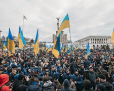 У Києві під Радою українців труять сльозогінним газом, ситуація загострюється: стіна силовиків проти купки протестувальників