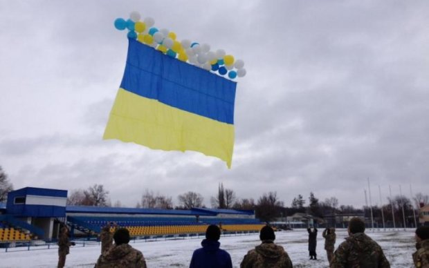 Серце радіє: над окупованим Донбасом підняли прапор України
