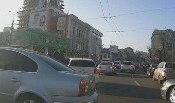 У Дніпропетровську на ходу пограбували машину (відео)