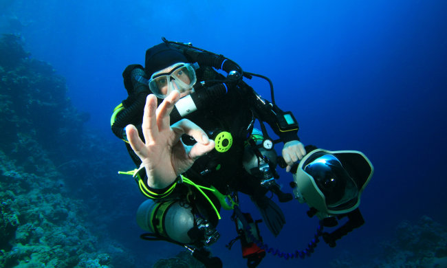 Водолаз опустился на большую глубину, и с ним произошло нечто необычное. Его тело увеличилось в несколько раз