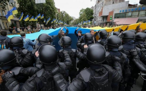 Колорадские ленты и ружья: акции в Киеве превратились в адское месиво