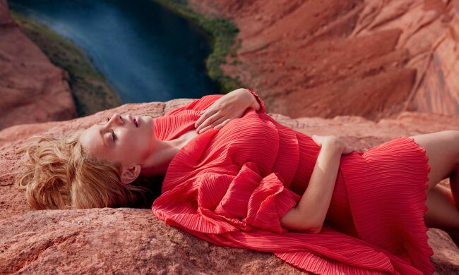 Ніжний янгол Тіна Кароль напередодні гала-концертів вразила магією тіла з барвистої Арізони: соковиті фото