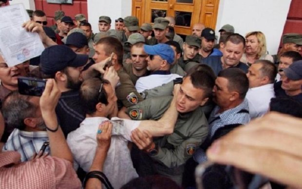 В Одессе горячо: горсовет штурмовали сотни обманутых граждан