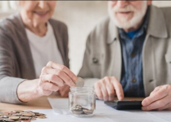 Пенсіонери, отримують пільги. Фото: iStock