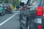 У Харкові бидло-водій оскандалився сміттєвим "салютом", летіло  з вікна - пляшки і недоїдки по всій дорозі