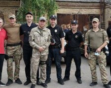 Із Донбасу в Хмельницький повернулися поліцейські, зустрічали всім містом з хлібом і сльозами: "Здрастуй, татку"