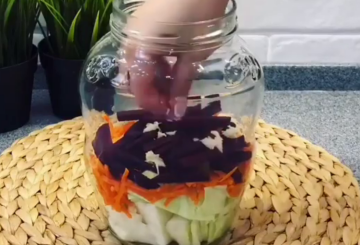 Маринованная капуста со свеклой, кадр из видео