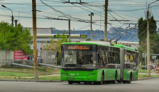 Ноу-хау от Кернеса? в Харькове засекли троллейбус без дверей, дикие кадры