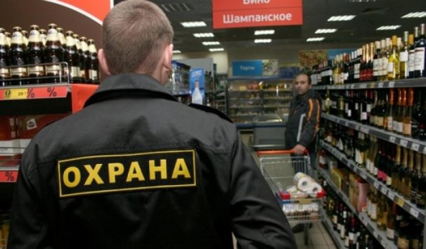 Охоронці "обчистили" покупця київського супермаркету