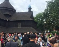 Ненавидять Україну: парафіяни УПЦ накинулися на священика