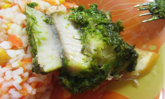 Интересная идея рыбы под пастой, запеченной на лимоне