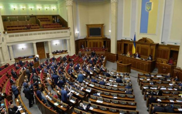 Українцям за вас соромно: депутата піймали на великій "роздачі" в Раді