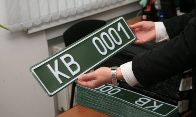 Автомобілі з зони АТО отримали спеціальні номерні знаки