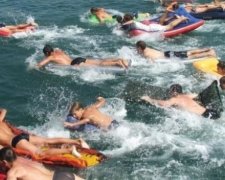 Вітер зробив нелегалами півтори тисячі людей на гумових матрацах