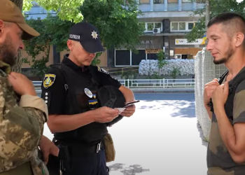 ТЦК и полиция. Фото: скрин youtube