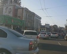 У Дніпропетровську на ходу пограбували машину (відео)