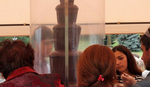  В "День Солнца" киевляне ели из шоколадного фонтана (фото)