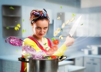 Девушка готовит суп / фото: Sotni