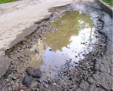 Харків'яни повстали проти комунальників,"озера" просто на асфальті: "Вже третій рік!"