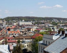 Пристрасно і небезпечно: львівські коханці зайнялися цим на краю даху