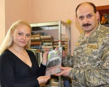 Бійцям АТО на передовій вручили патріотичні книжки 