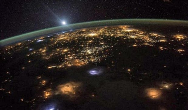 Рассвет с борта МКС на новых снимках NASA