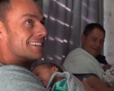 У гомосексуальної пари народилася трійня (відео)