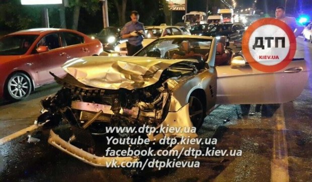 Mercedes соратника Януковича спричинив масштабну аварію на Печерську (ВІДЕО)