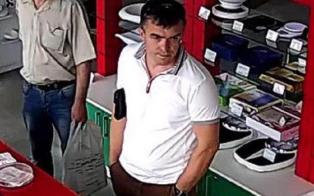 Уволенный чиновник начал воровать в магазинах: опубликовано видео