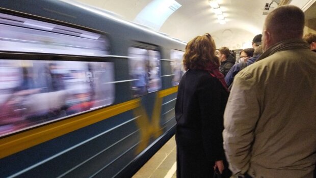 Українці в метро, фото: Знай.ua