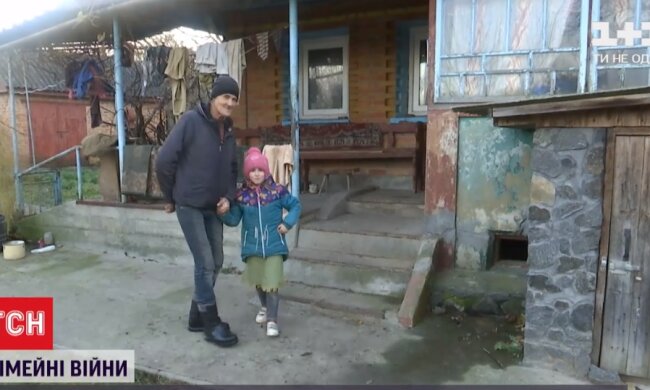 Дивна історія на Хмельниччині приголомшила Україну, діти - заручники: "Мама віддає в інтернат, батько - забирає"