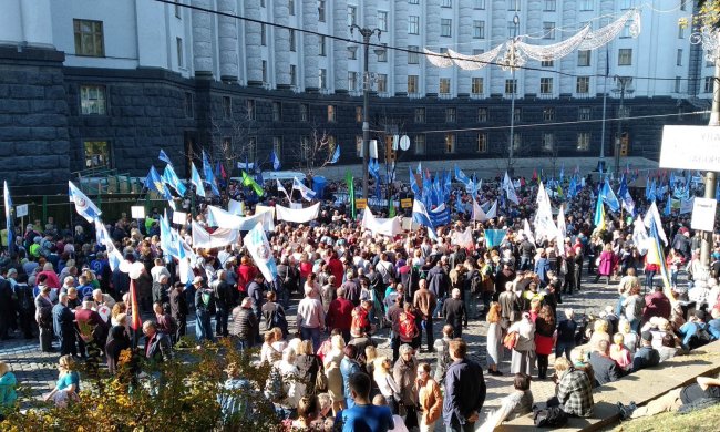Акція протесту під АП у Києві проти Кучми: активісти спалили білий символ капітуляції