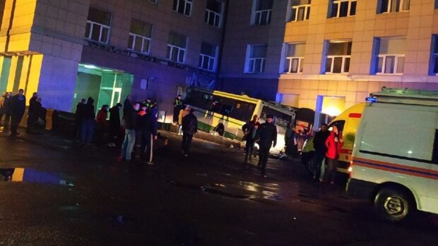 Автобус врезался в госуниверситет в Великом Новгороде, скрин с видео