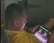 Охранник, не пускавший девушек до укрытия. Фото скриншот с видео из свободных источников