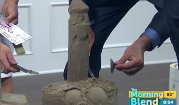 Репортер у прямому ефірі випадково зробив з піску непристойну скульптуру 