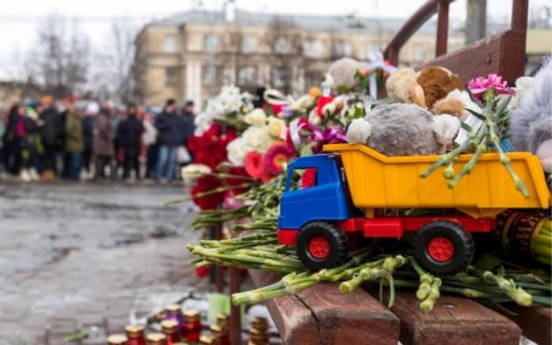 Душа болит за детей: украинцы почтили память жертв трагедии в Кемерово