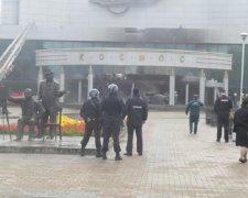 Набитий газовими балонами автомобіль протаранив кінотеатр в Росії