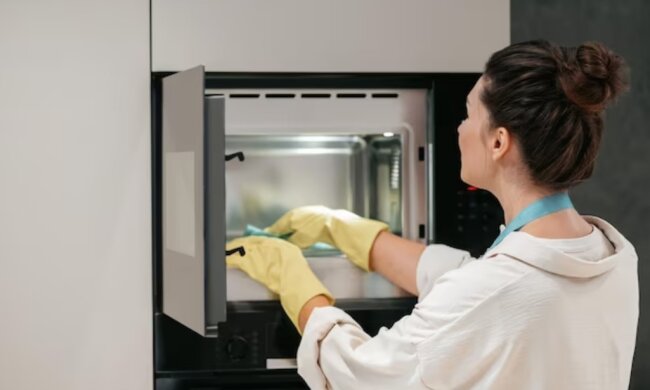 Очищення мікрохвильовки. Фото Freepik